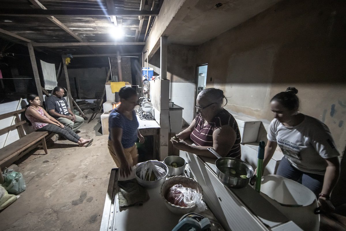 Imagem de mulheres preparando jantar.