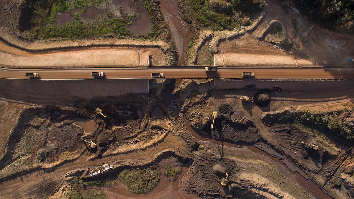 Vista aérea de uma estrada e uma ponte.