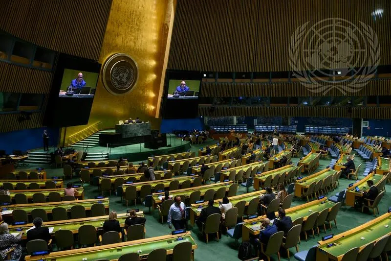 Imagem de Assembleia Geral da ONU em que líderes mundiais estão reunidos para discutir questões globais.