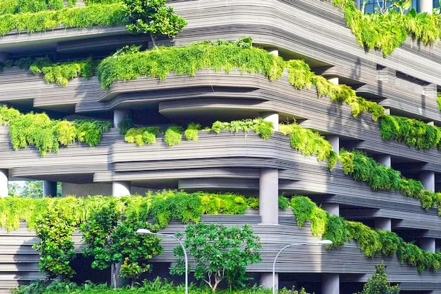 Imagem de edifício com plantas crescendo na lateral.