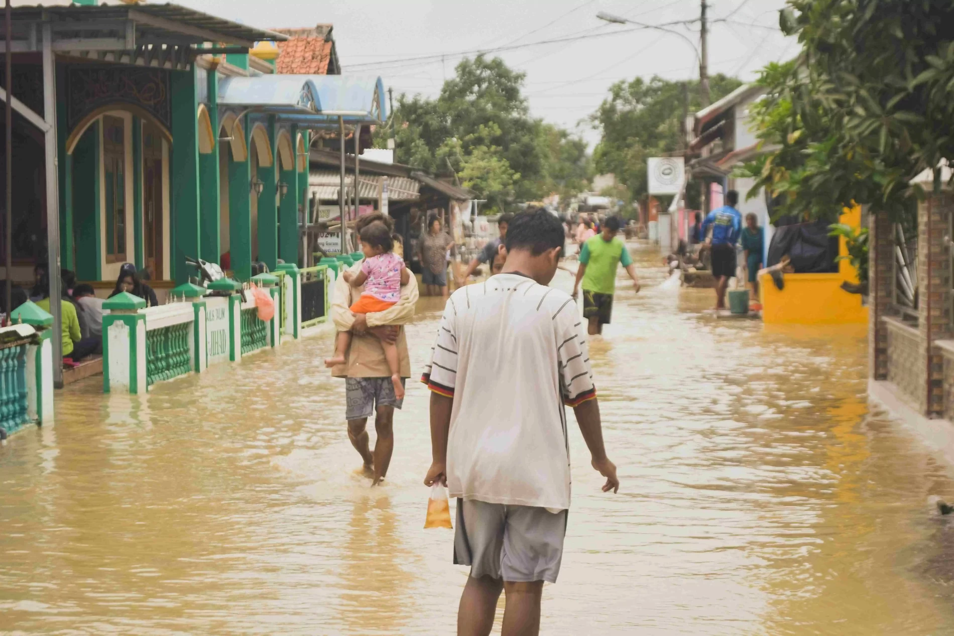 Enchente atingindo a casa das pessoas