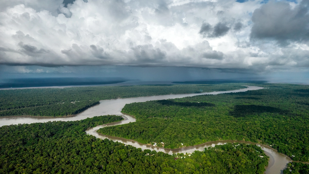 Vista aérea da Floresta Amazônica com nuvens no céu