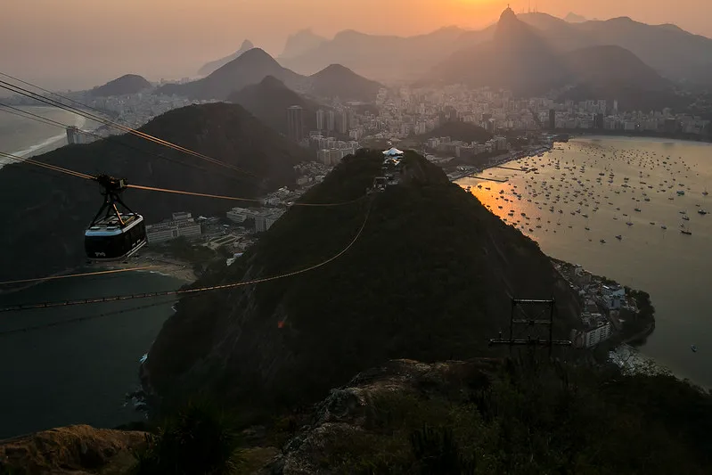 Imagem de um teleférico subindo uma montanha.