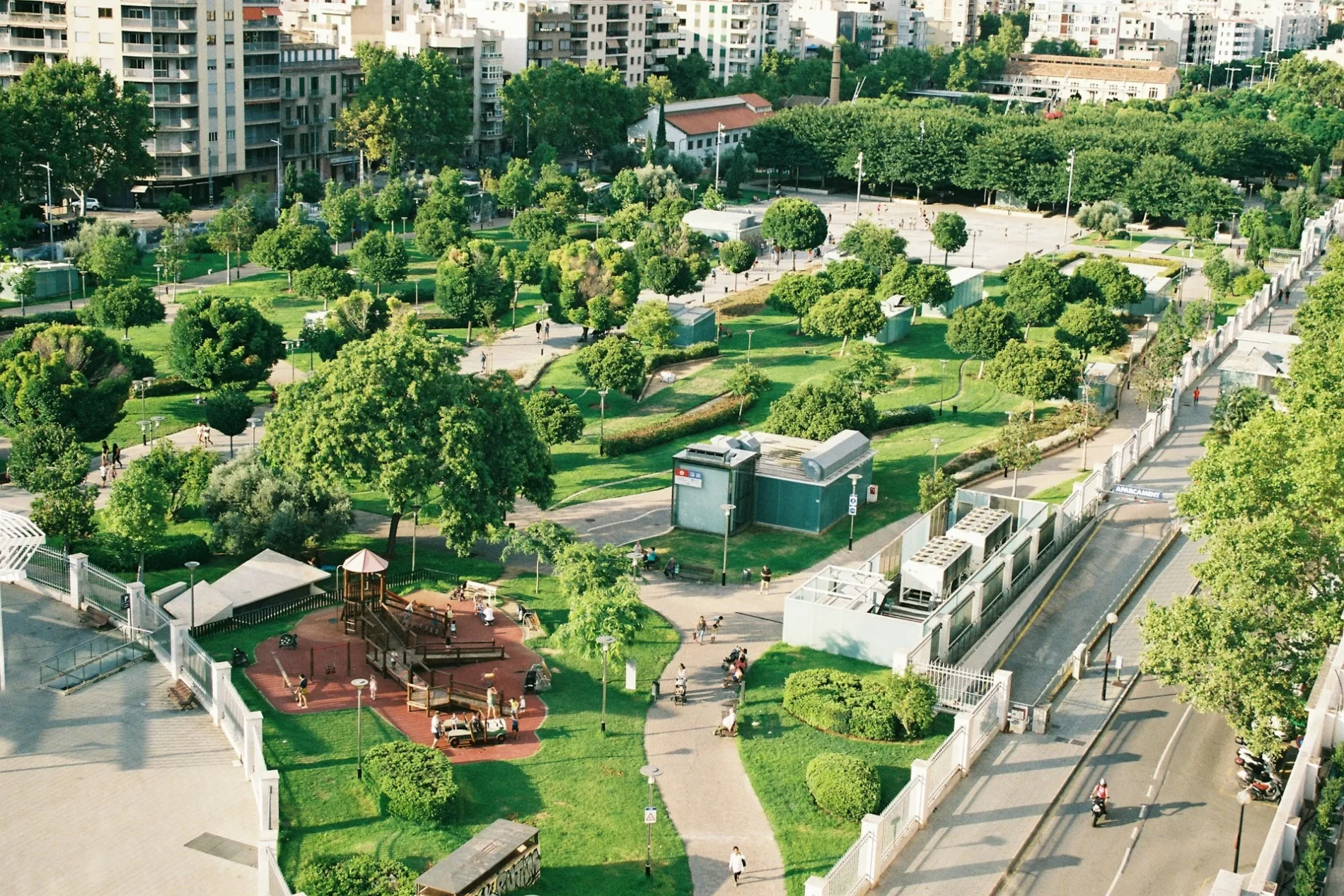 Praça de fotografia aérea com árvores e edifícios