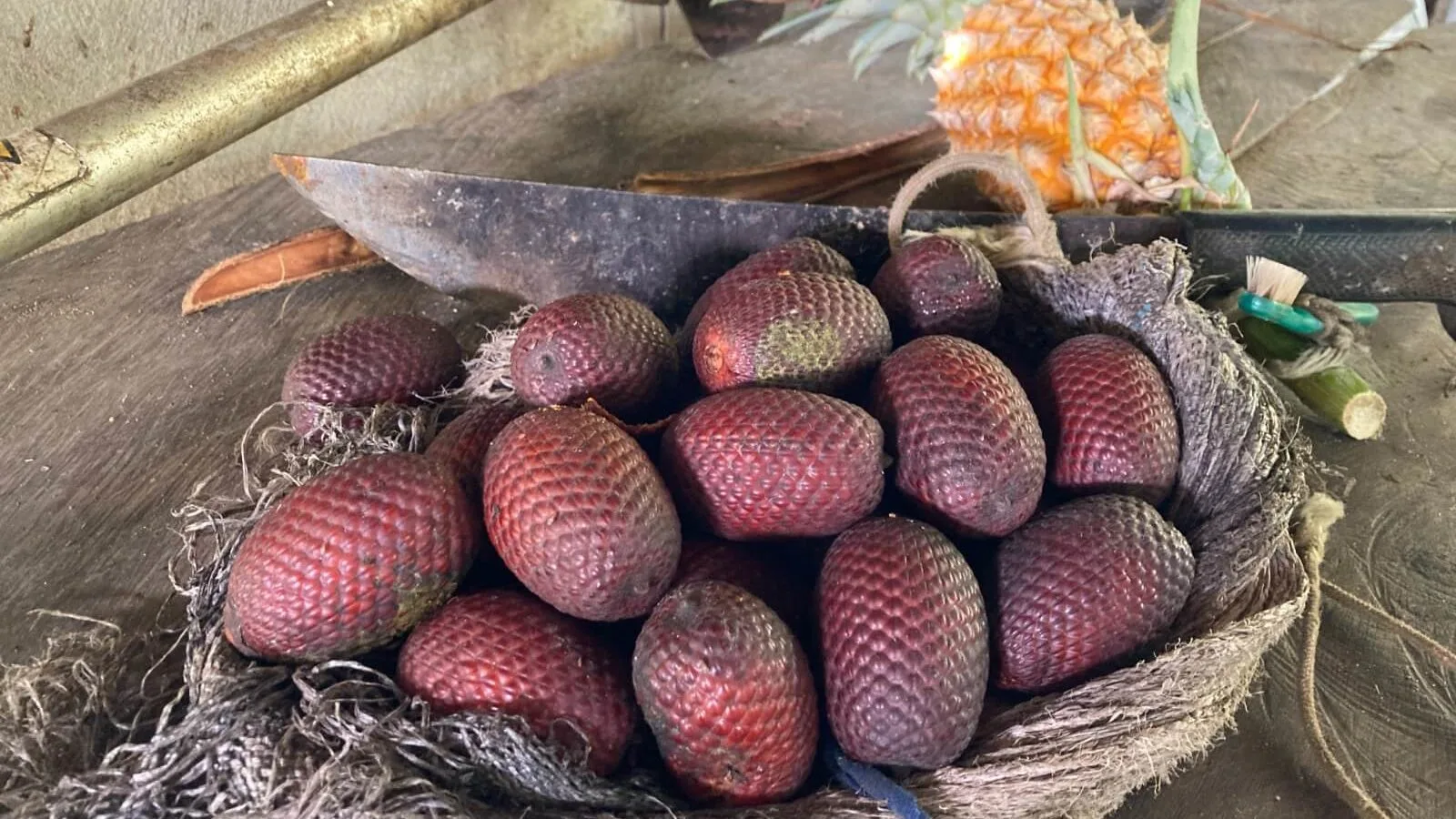 Uma cesta com vários frutos