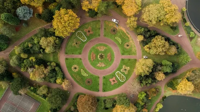 Imagem da vista aérea de um jardim circular no outono.