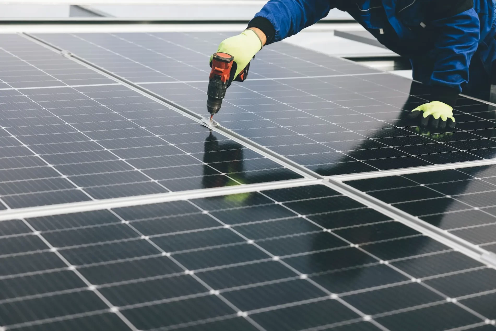 Uma pessoa que trabalha em um painel solar