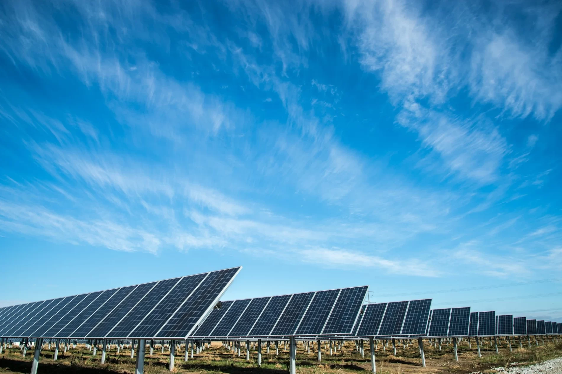 Painel solar sob o céu azul