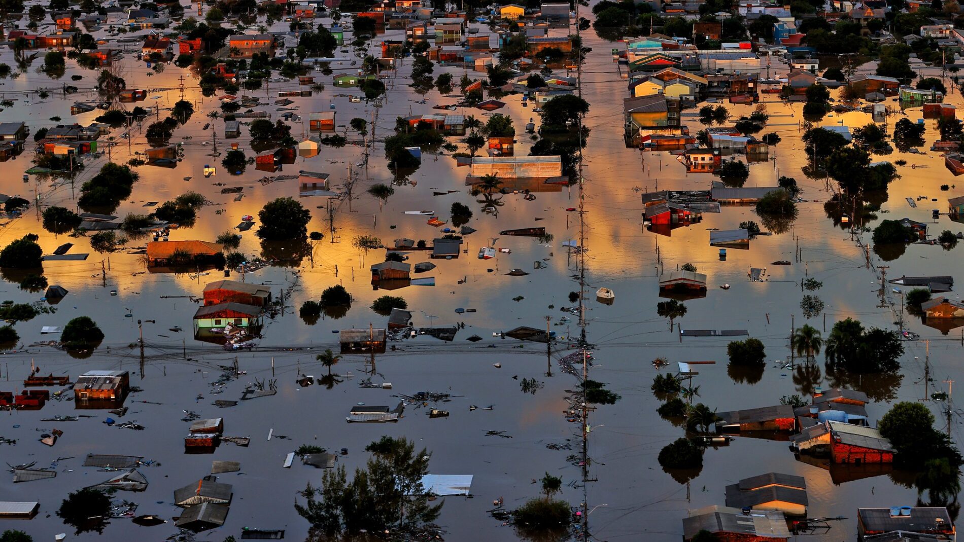 Imagem aérea de casas atingidas pela enchente em Porto Alegre