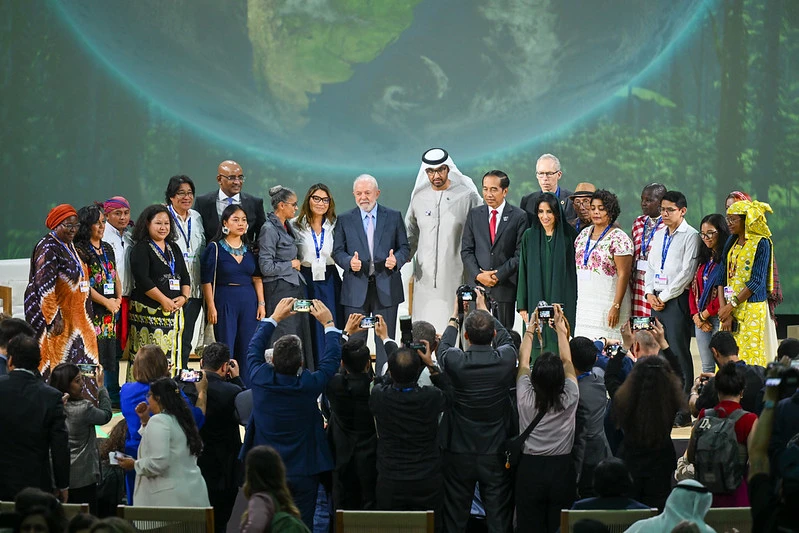 Líderes globais reunidos no palco da COP28