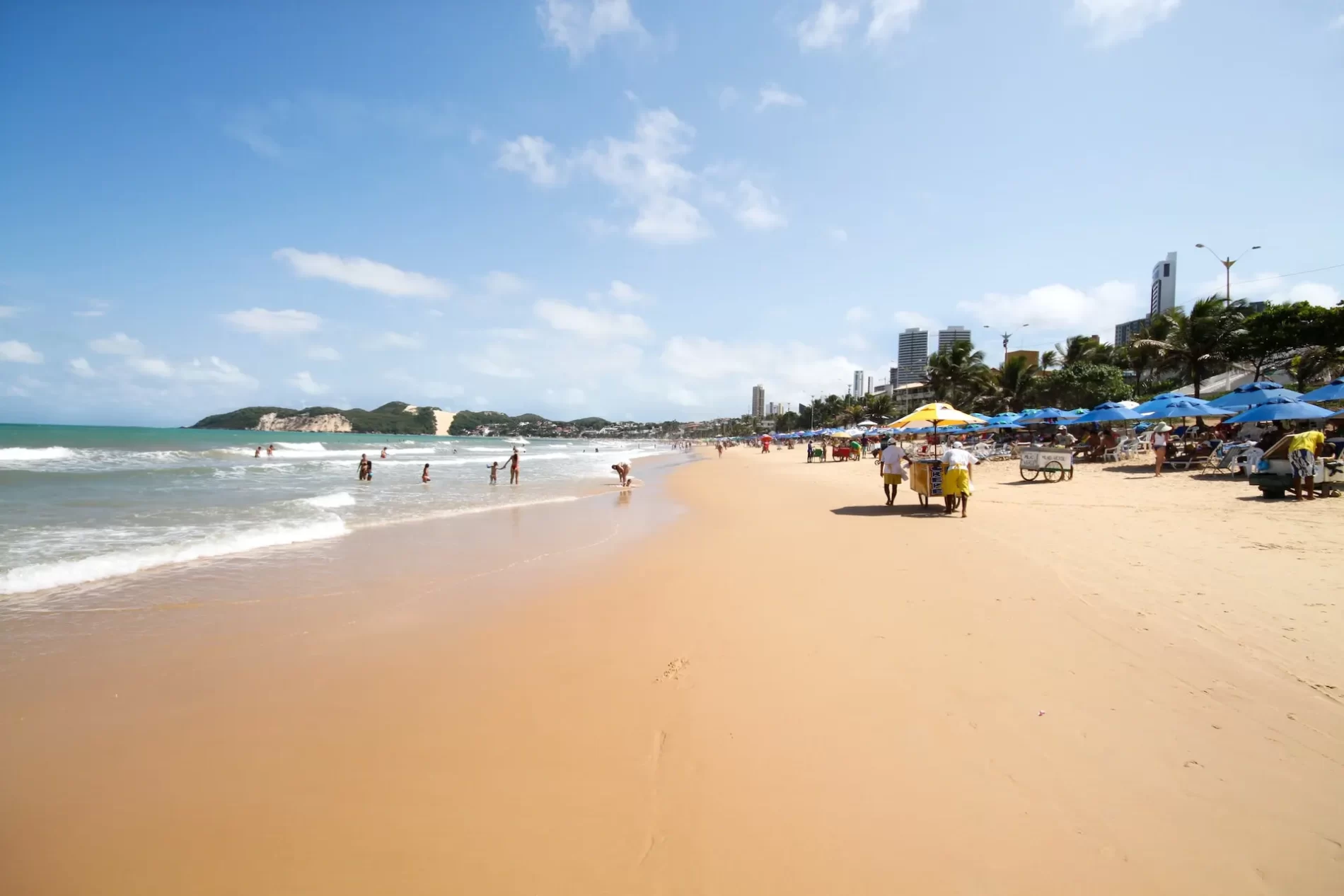 Pessoas na praia durante o dia