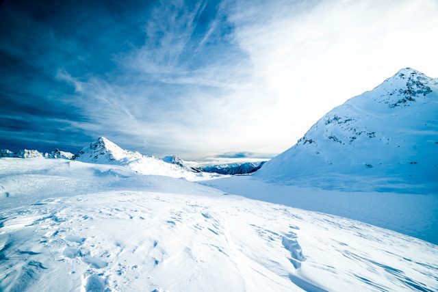 Terreno coberto de neve