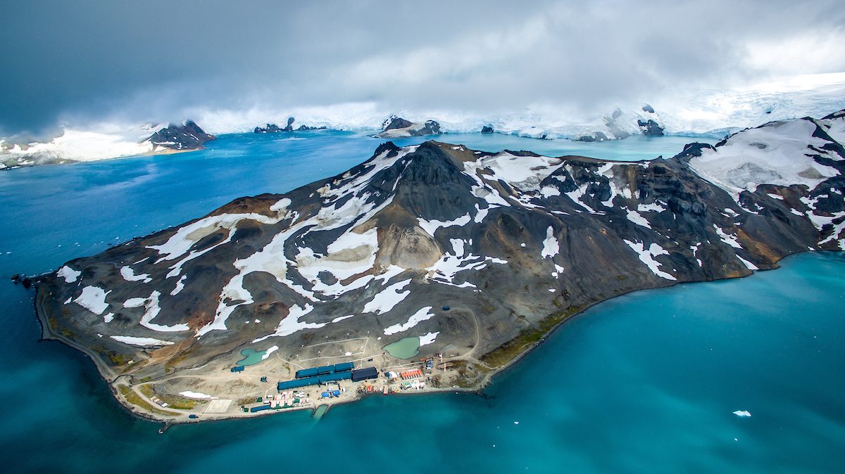 Vista aérea de uma ilha coberta de neve e gelo.