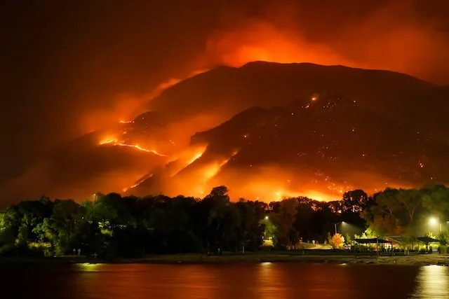 Imagem de fogo ardente nas montanhas à noite.