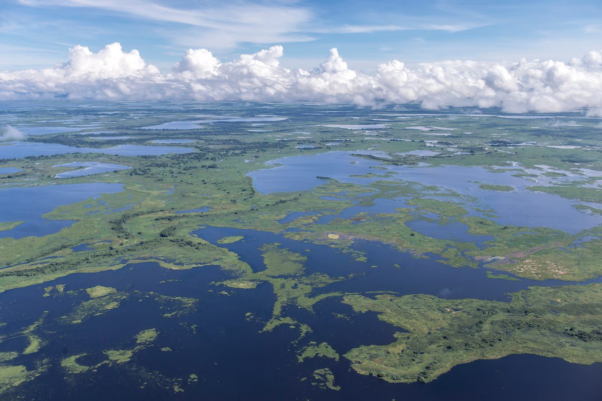 Imagem de uma vista aérea de águas serenas