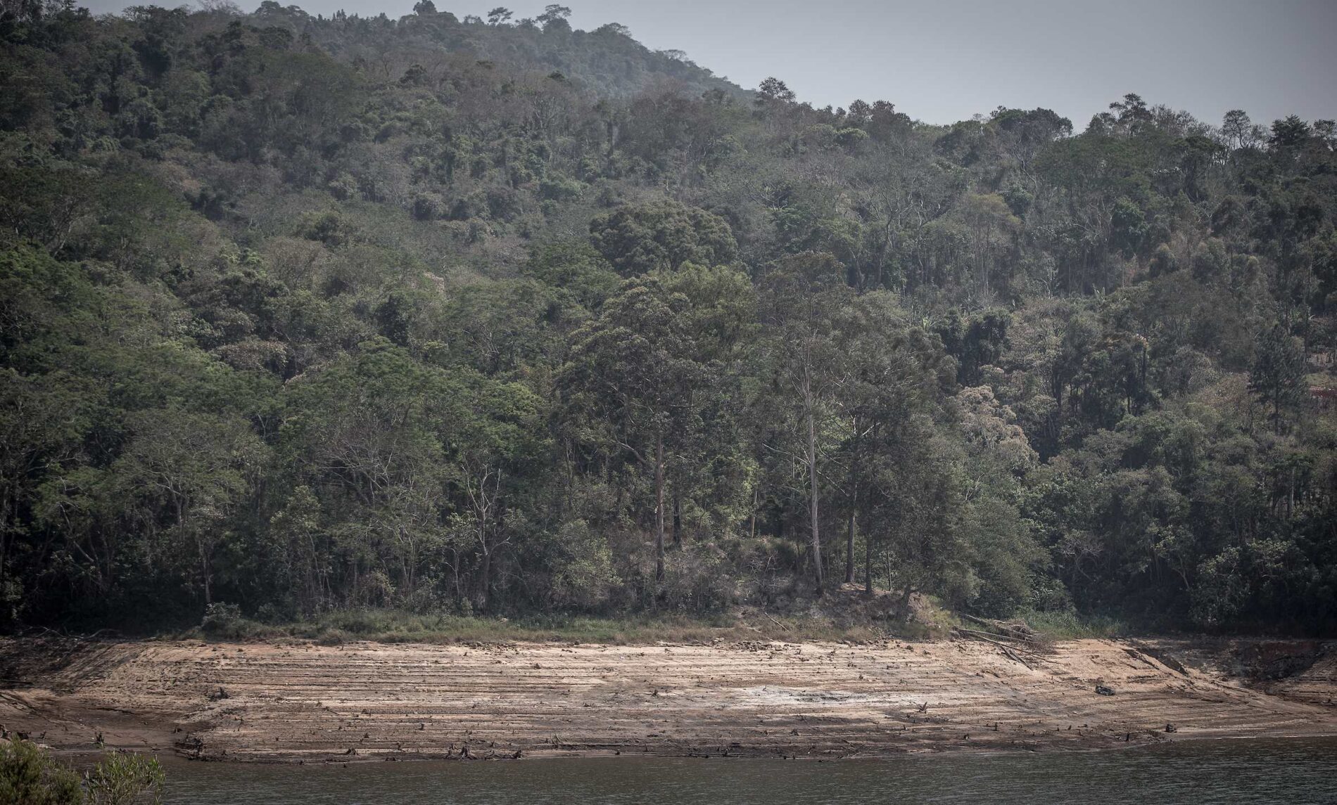 Imagem de uma barragem no meio de um rio.