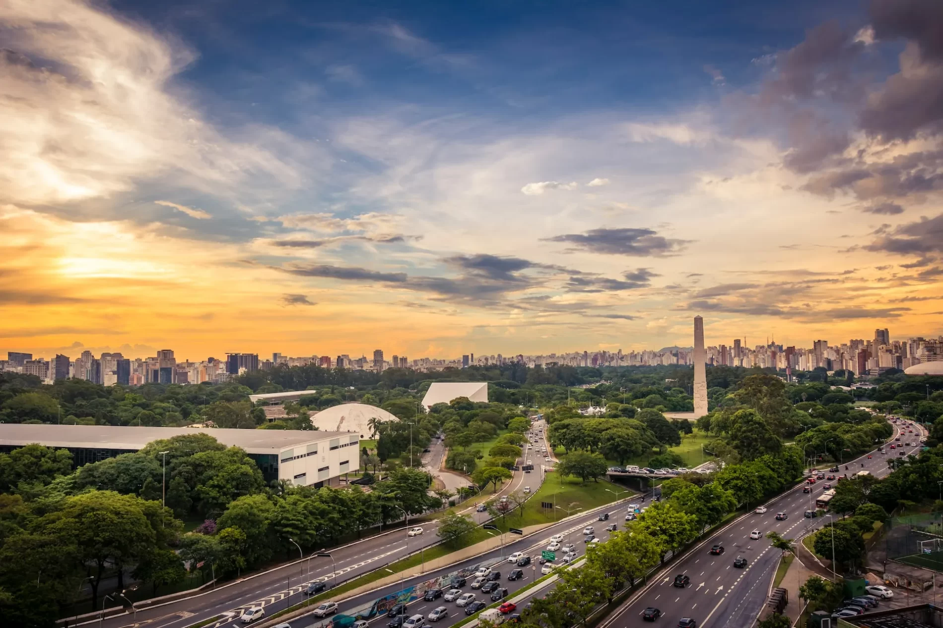 Imagem do horizonte de uma cidade movimentada com intenso congestionamento