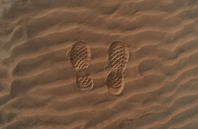 Imagem de pegadas na areia