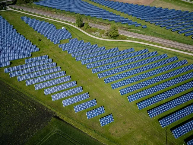 Imagem de uma vista aérea de painéis solares em um campo