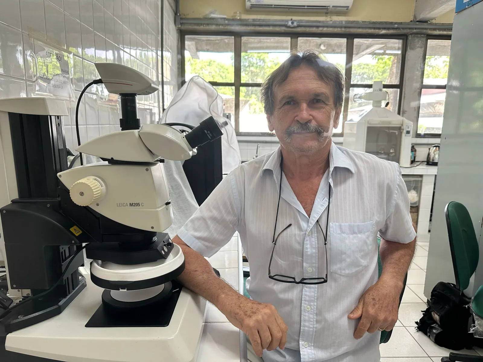 O pesquisador José Albertino Rafael em um laboratório