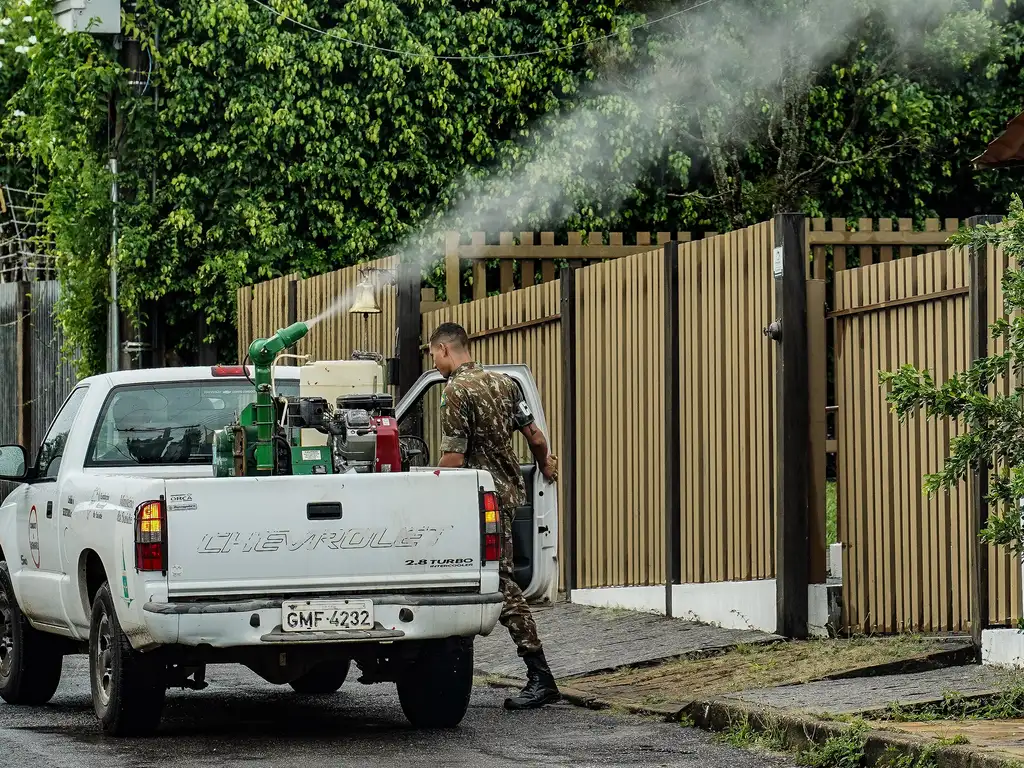 Carro do Fumacê contra a dengue em Brasília.