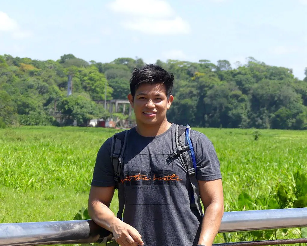 O indígena Fabrício Suruí em frente a uma paisagem verde