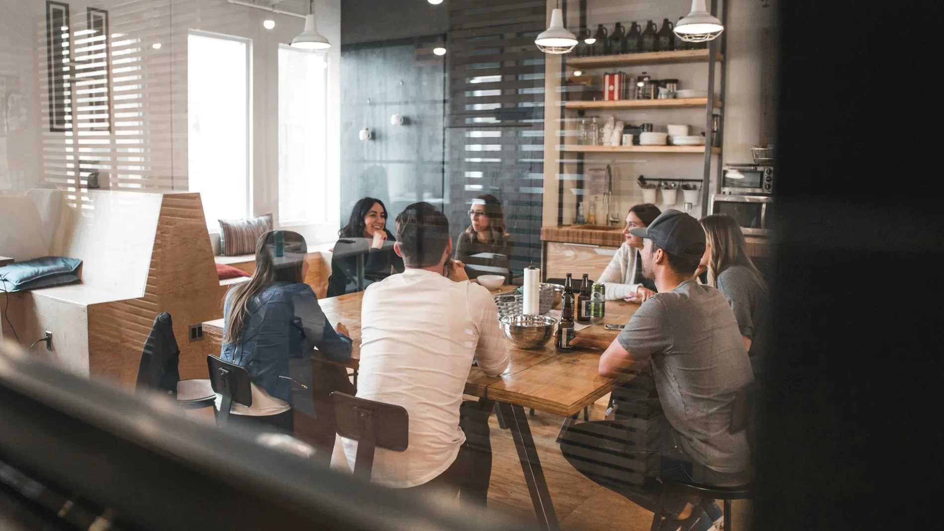 Um grupo de pessoas reunido ao redor de uma mesa