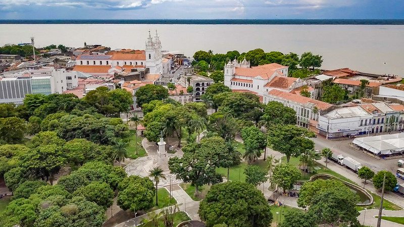 Vista aérea de árvores na área urbana de Belém com um rio ao fundo